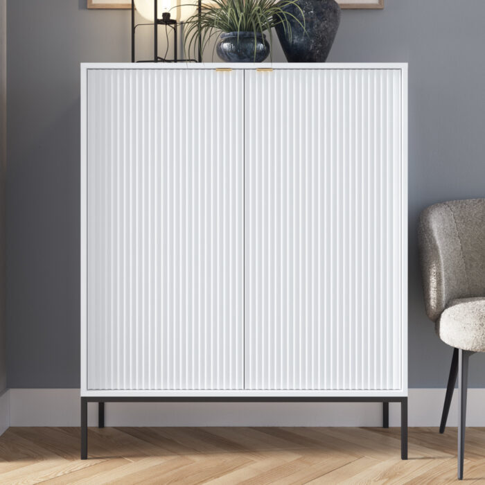 Komoda NANAIMO K104 – biała – złote uchwyty – szerokość 104 cm, wysokość 125 cm, głębokość 39 cm - obrazek 2