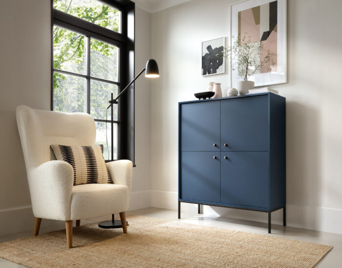 Komoda MONCTON MK104 – ciemnoniebieska – metalowe uchwyty – szerokość 104 cm, wysokość 125 cm, głębokość 39 cm - obrazek 6