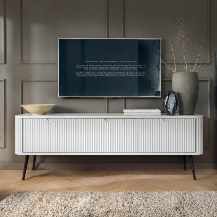 Szafka pod telewizor MORDEN – Biała – Ryflowane Fronty – Szerokość 168 cm, Wysokość 56 cm, Głębokość 39 cm - obrazek 2