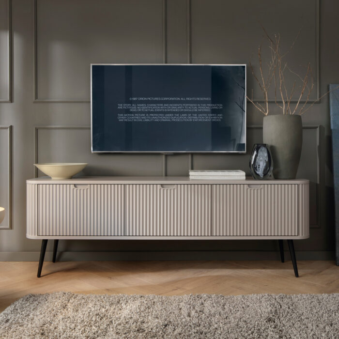 Szafka pod telewizor MORDEN – Kaszmir – Ryflowane Fronty – Szerokość 168 cm, Wysokość 56 cm, Głębokość 39 cm - obrazek 2