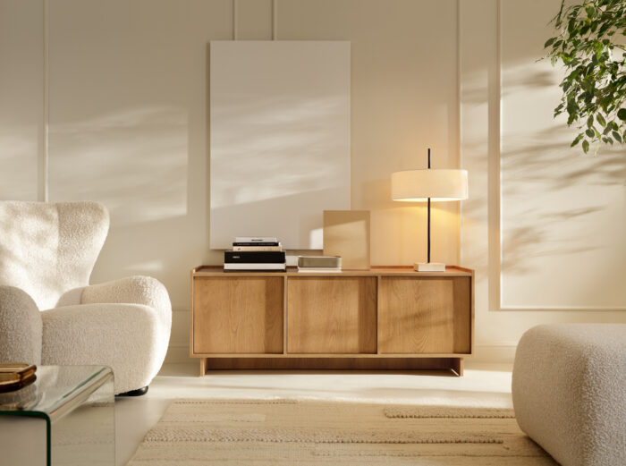 Szafka RTV Yarker, dąb karmelowy, 3-drzwiowa, 147 × 55 × 39 cm - obrazek 5